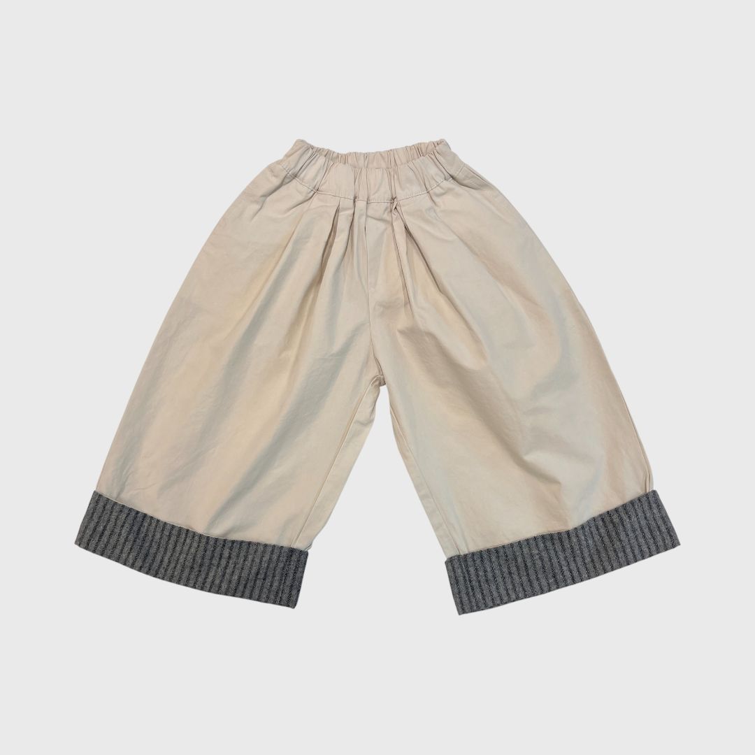 Бежевые брюки с подворотом