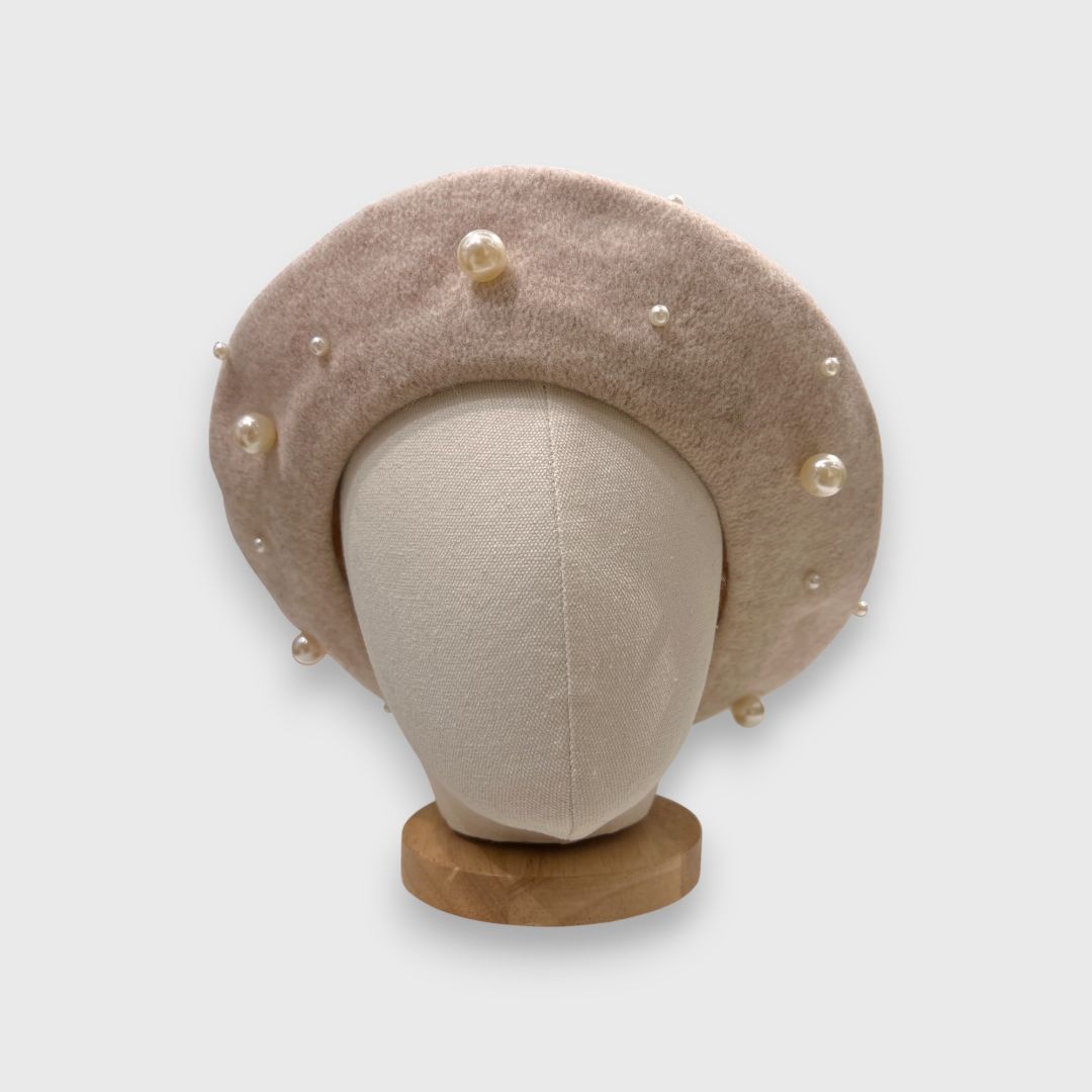 Бежевый берет с жемчугом