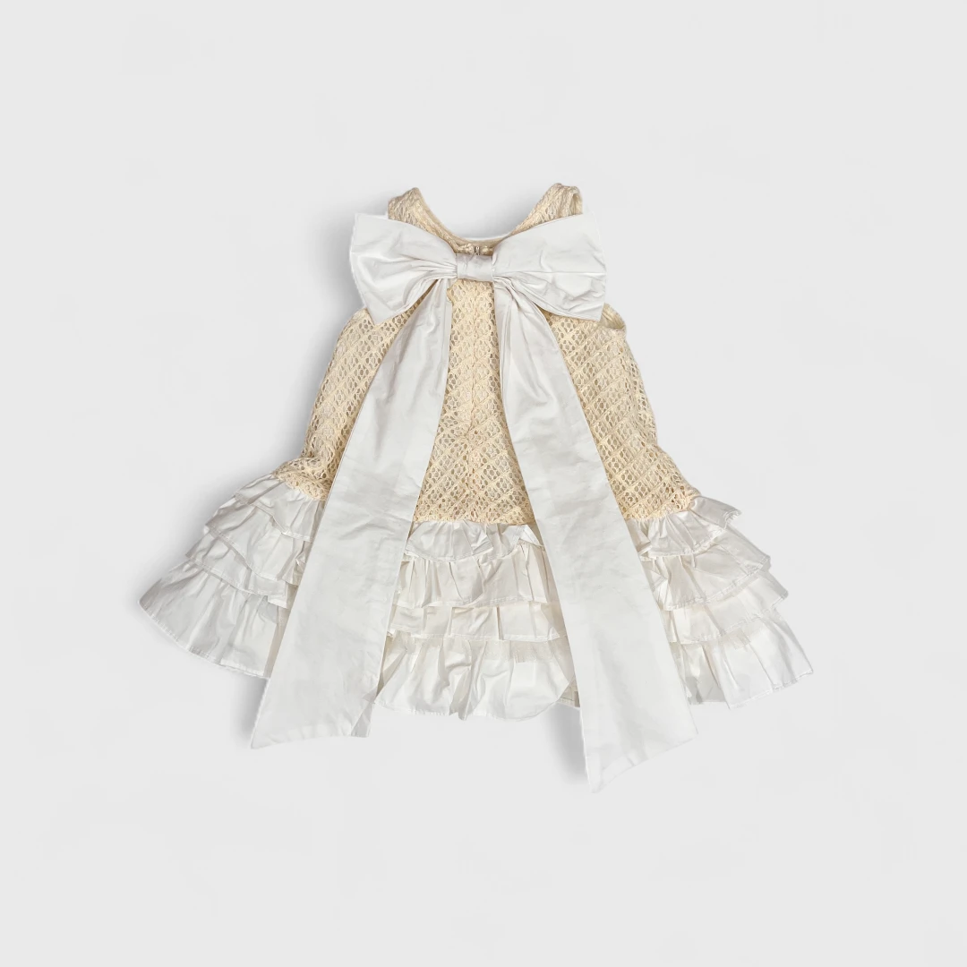 Бежевое платье с белым бантом