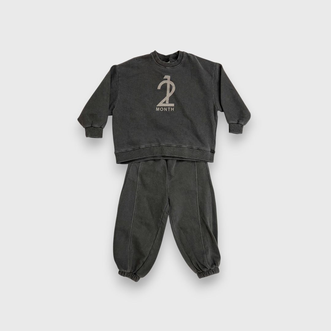 Серый спортивный костюм 