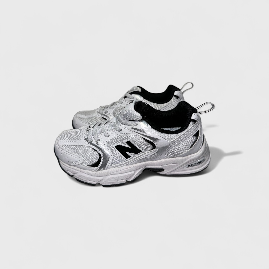 Серебряные кроссовки New Balance