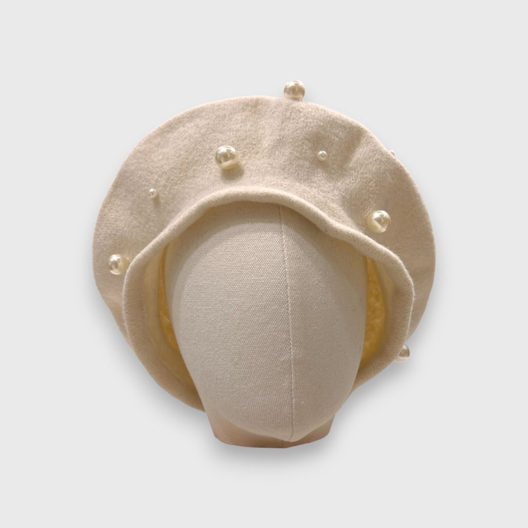 Белый берет с перламутровыми бусинами