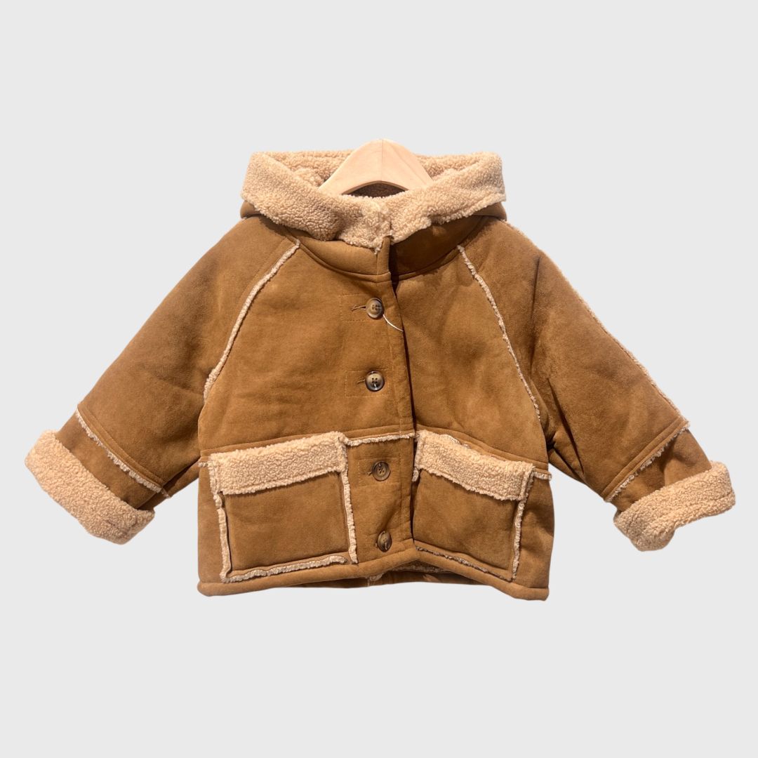 Коричневая куртка с капюшоном