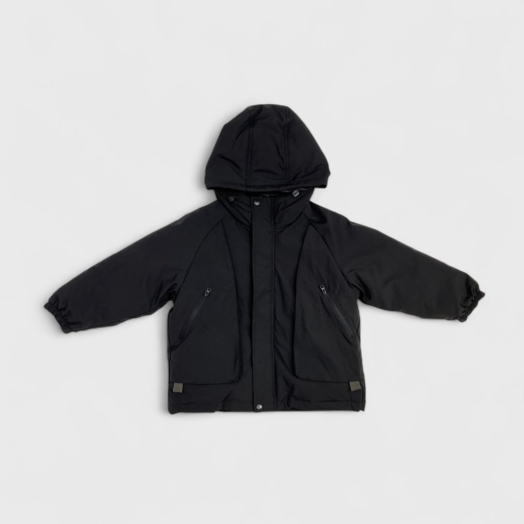 Черная куртка с капюшоном