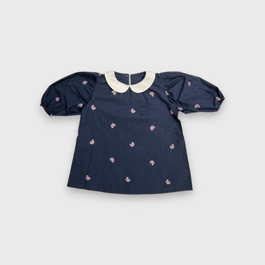 Темно-синяя блуза с цветами