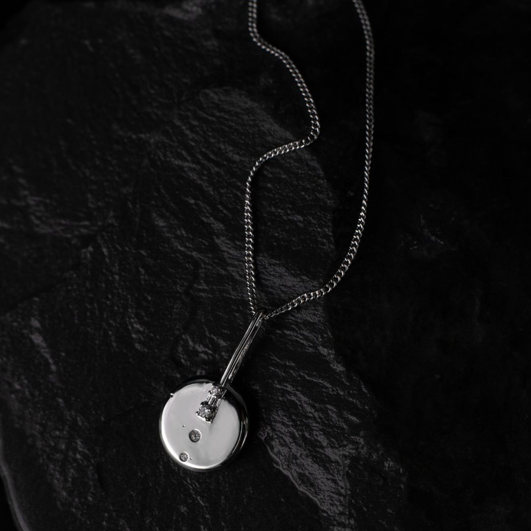 Колье с круглым медальоном и бриллиантами