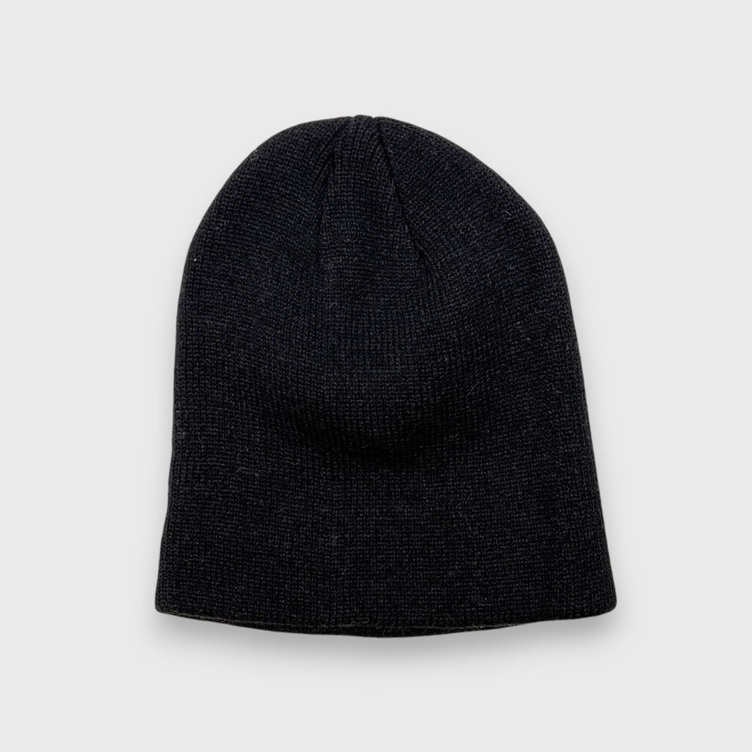Черная вязаная шапка
