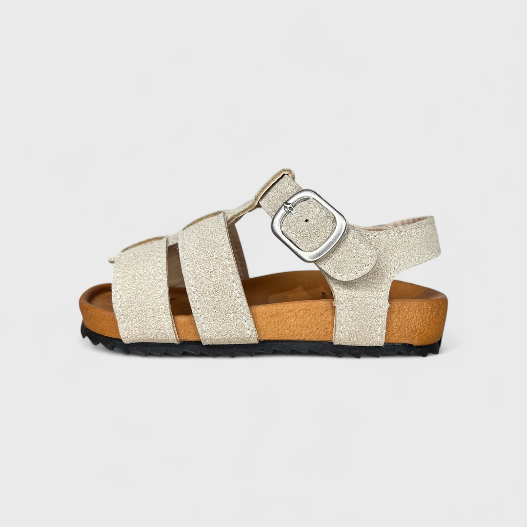 Светлые сандалии с пряжкой