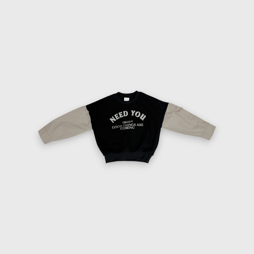 Кофта черная с белыми рукавами