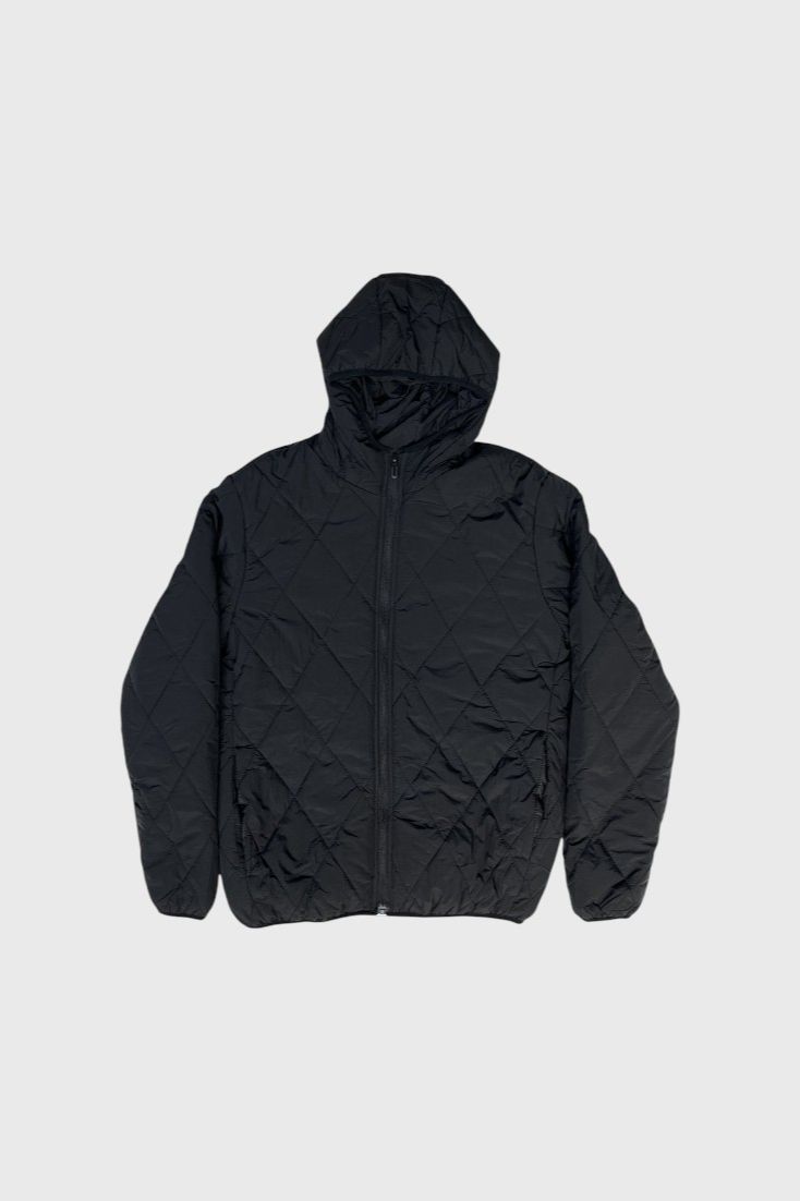 Черная стеганая куртка c капюшоном