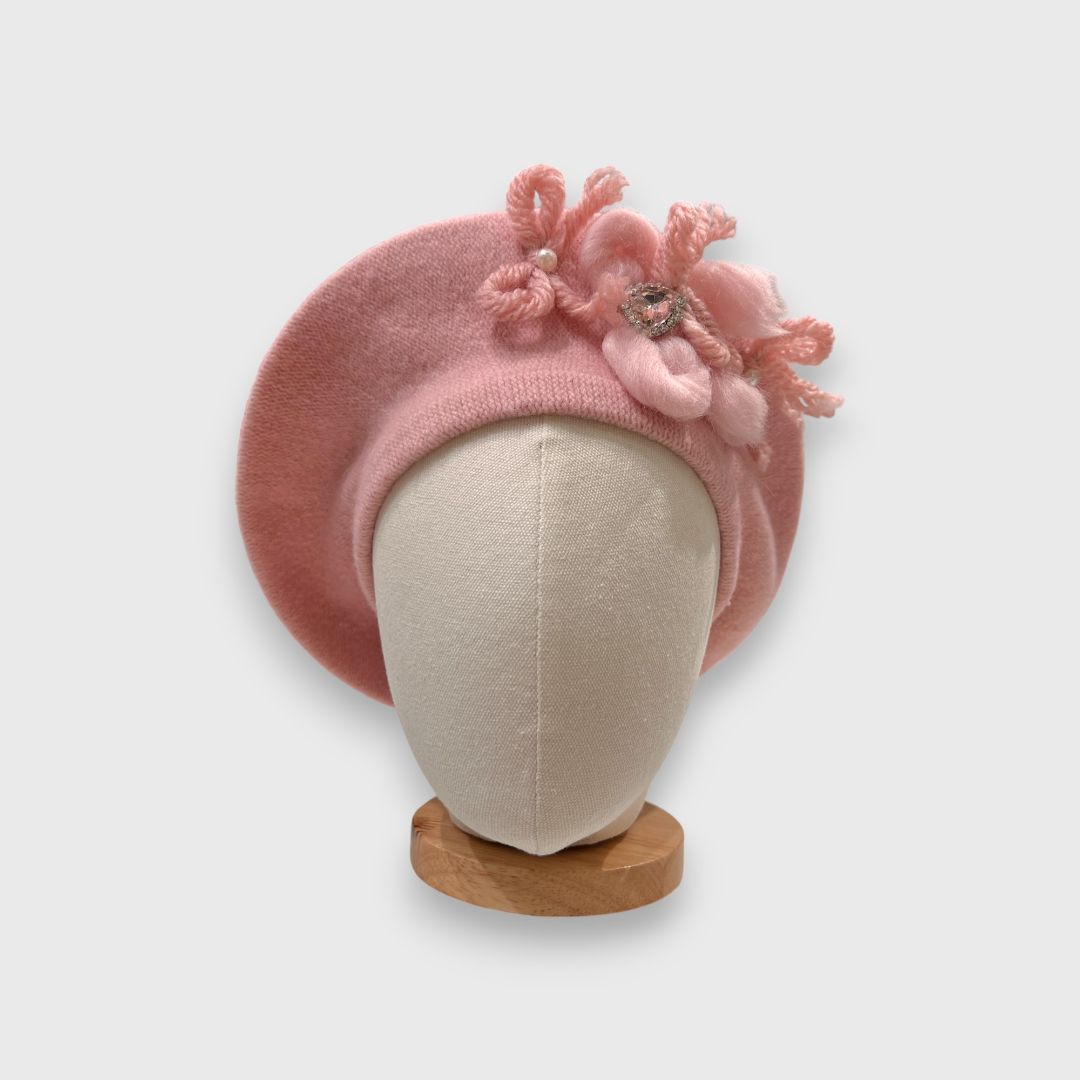 Розовая беретка с декоративным элементом