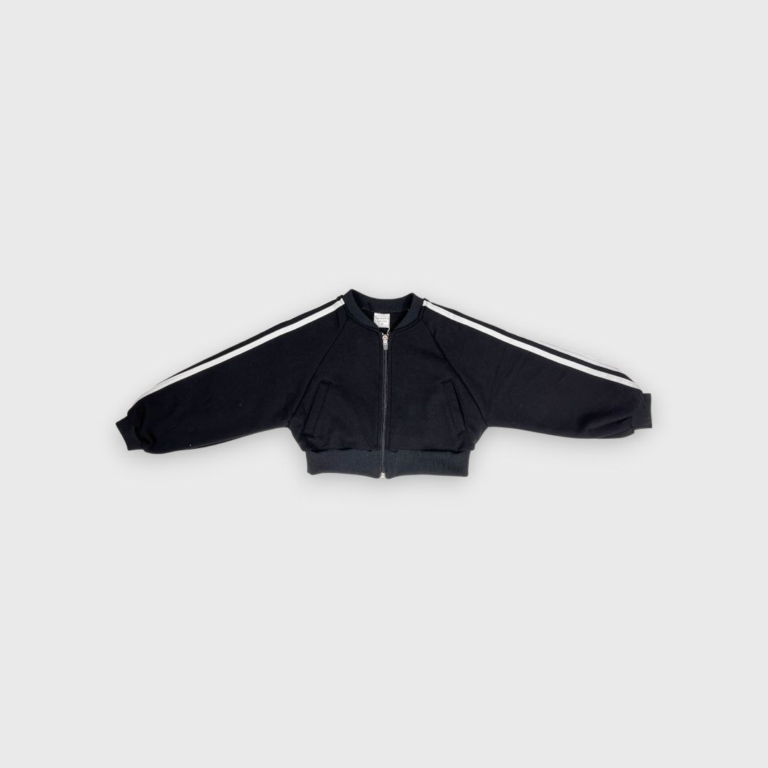 Черная толстовка с белыми полосами