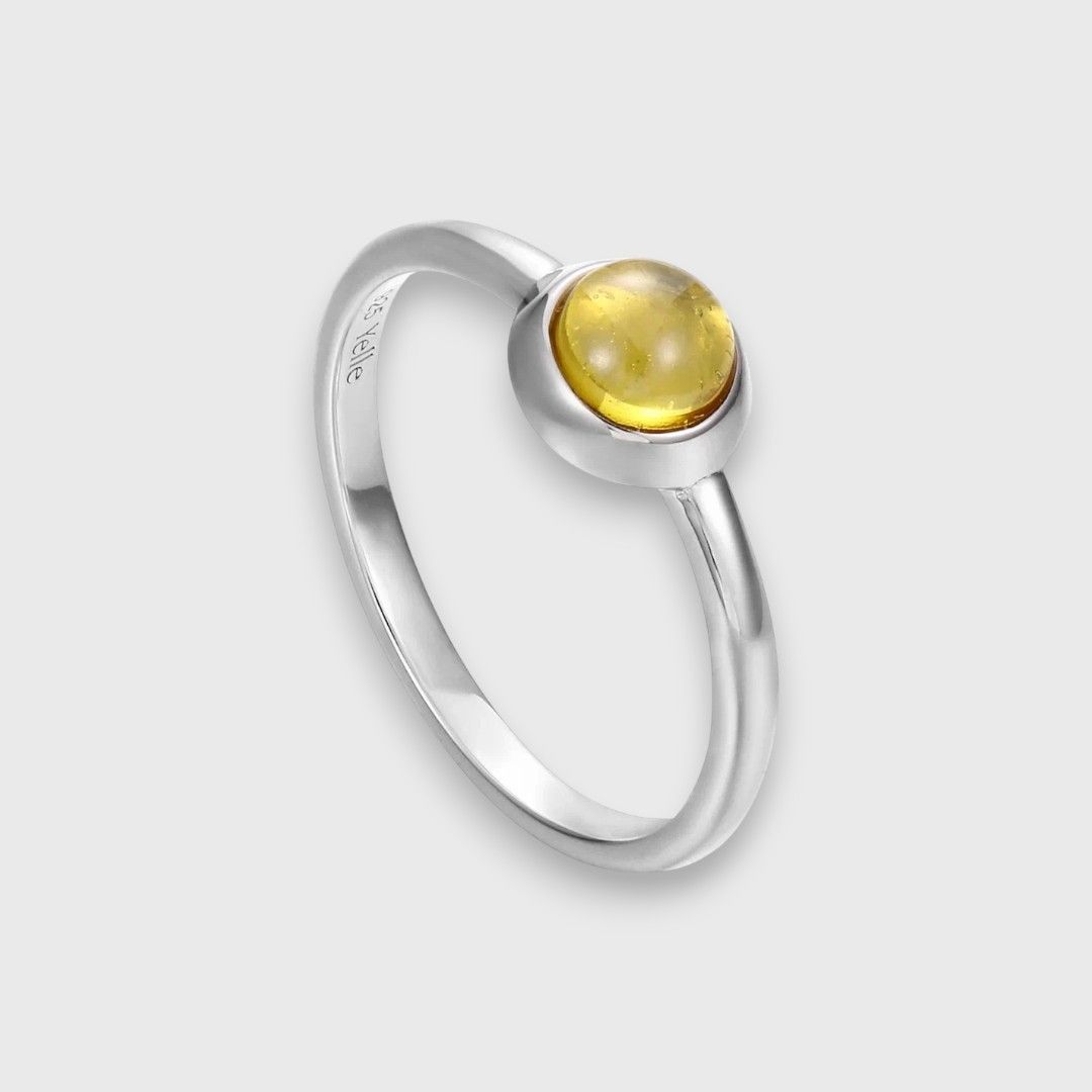 Серебряное кольцо с желтым камнем