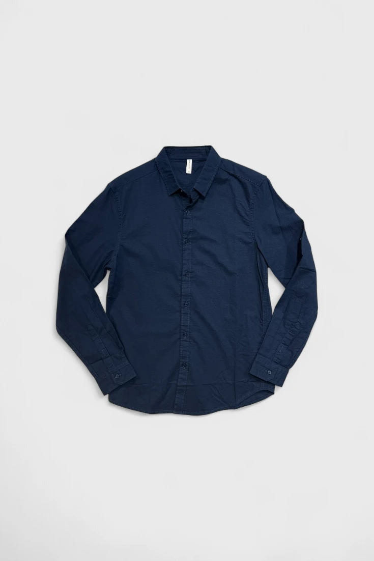 Темно-синяя рубашка