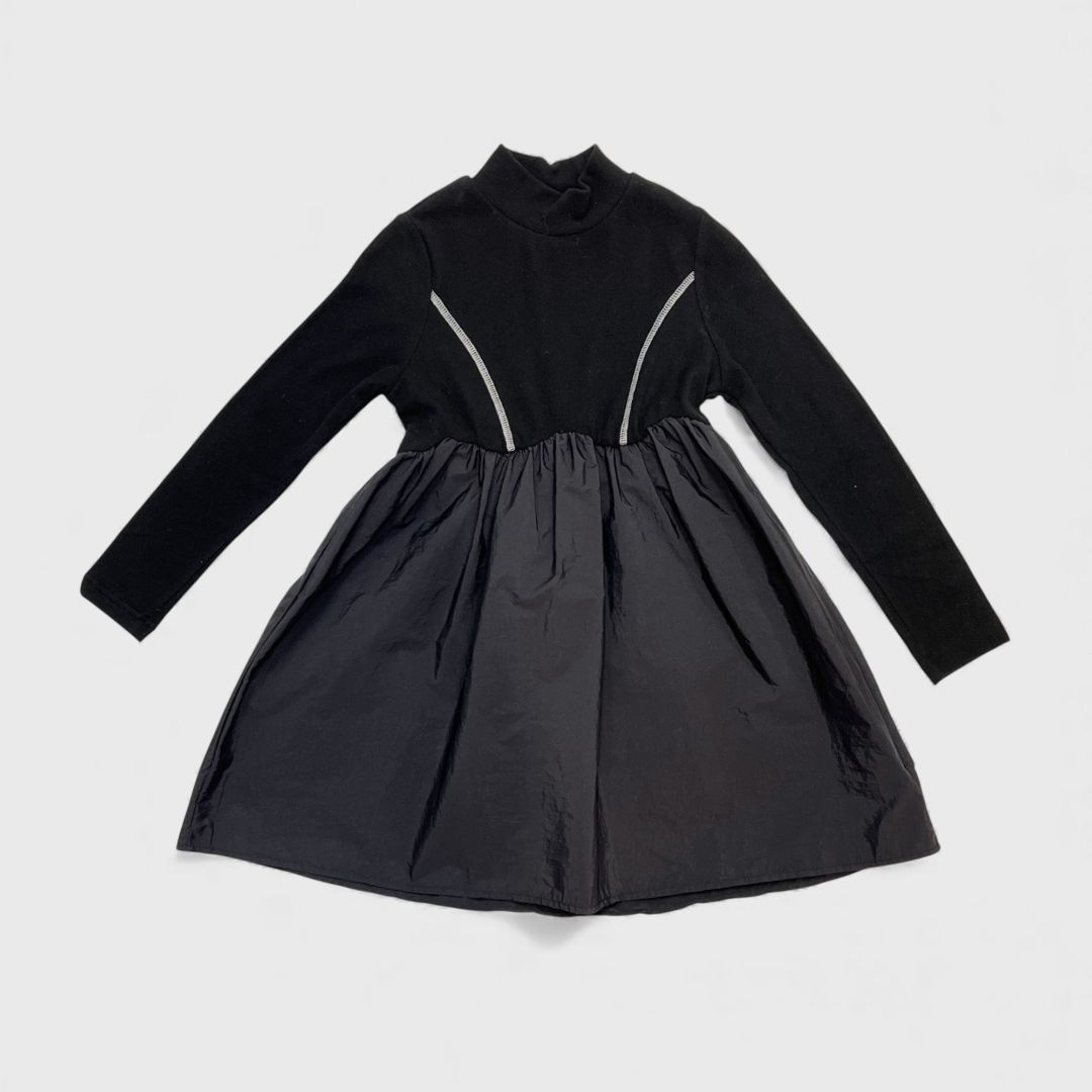 Черное платье с длинными рукавами