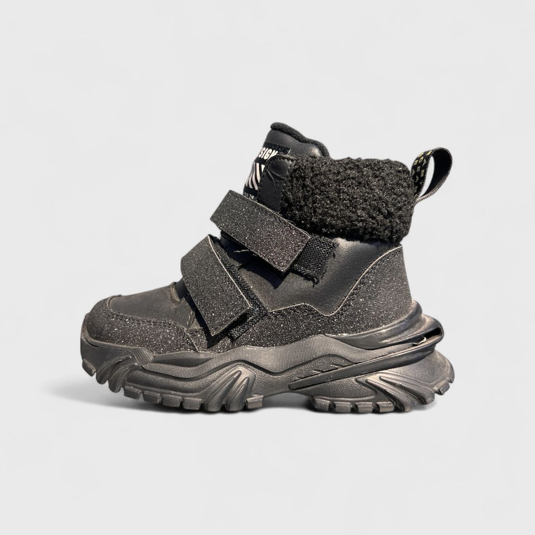 Черные зимние ботинки