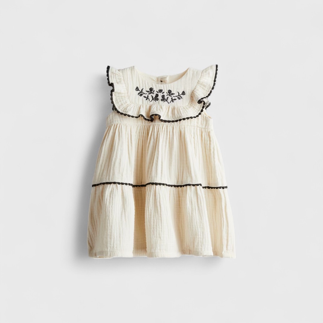 Белое платье с рюшами и вышивкой H&M