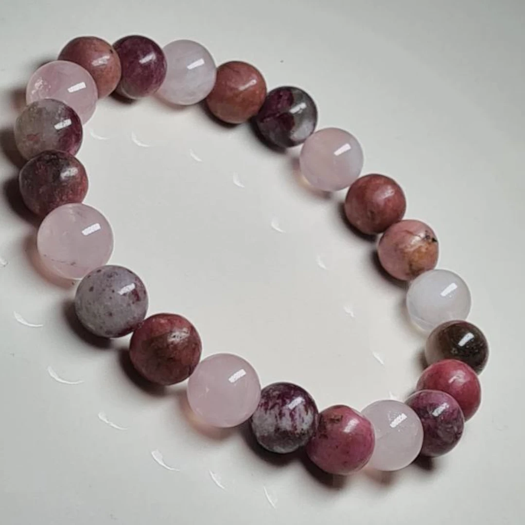 Розовый браслет для привлечения любви