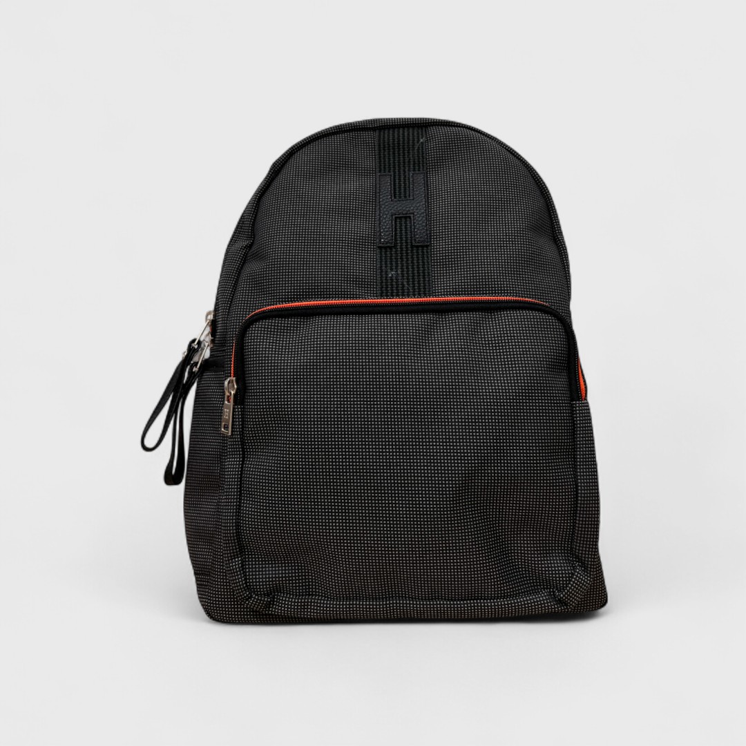 Чёрный рюкзак с красной молнией