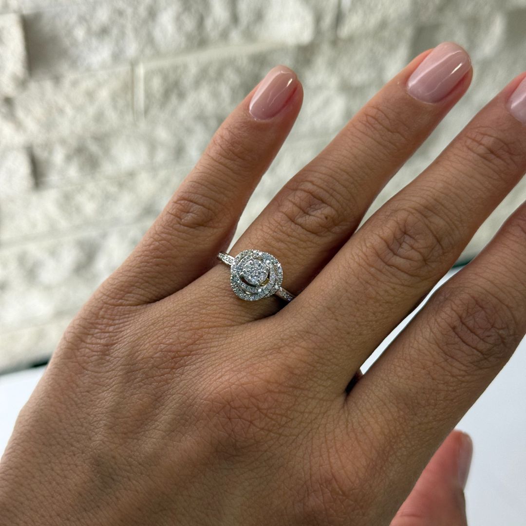 Золотое кольцо с бриллиантом