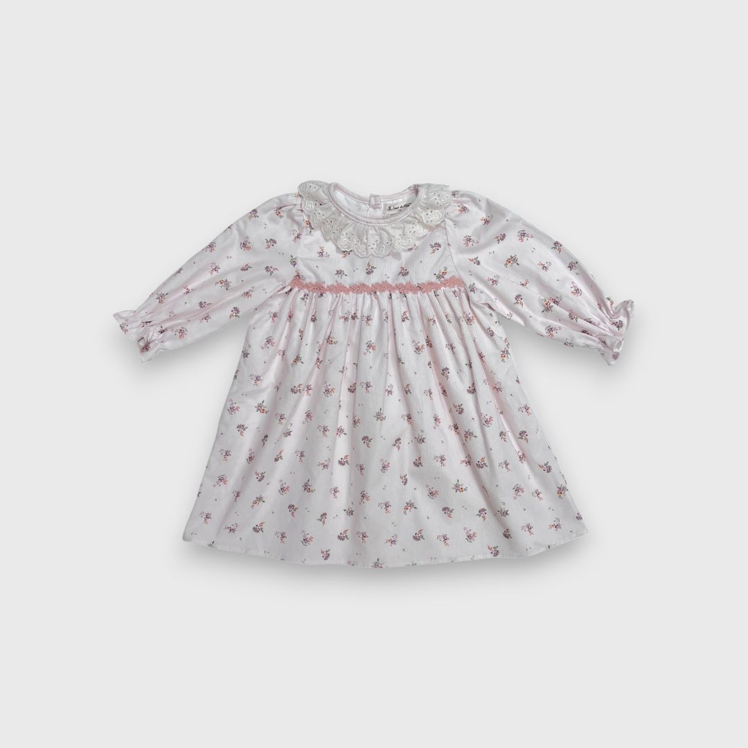 Розовое платье с цветочным принтом