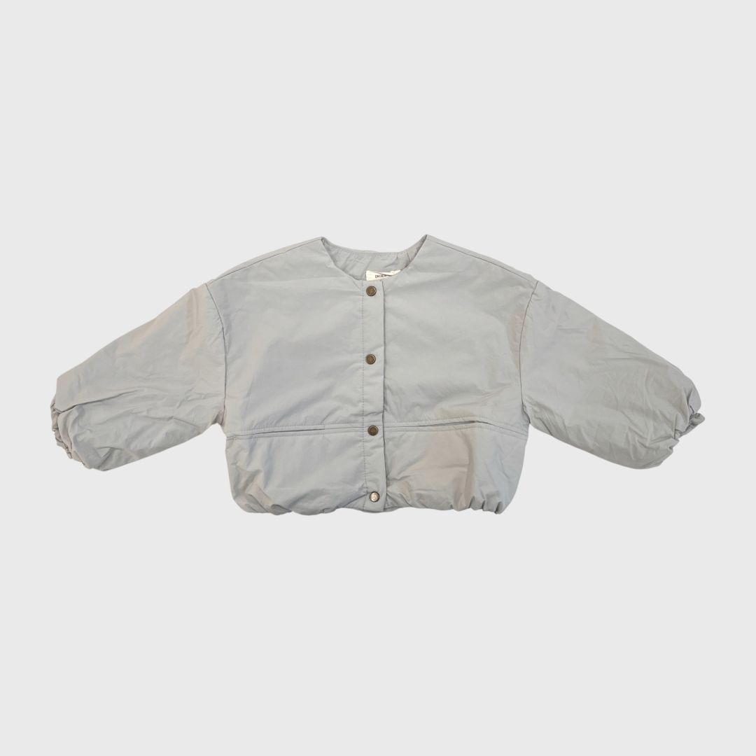 Голубая куртка на кнопках