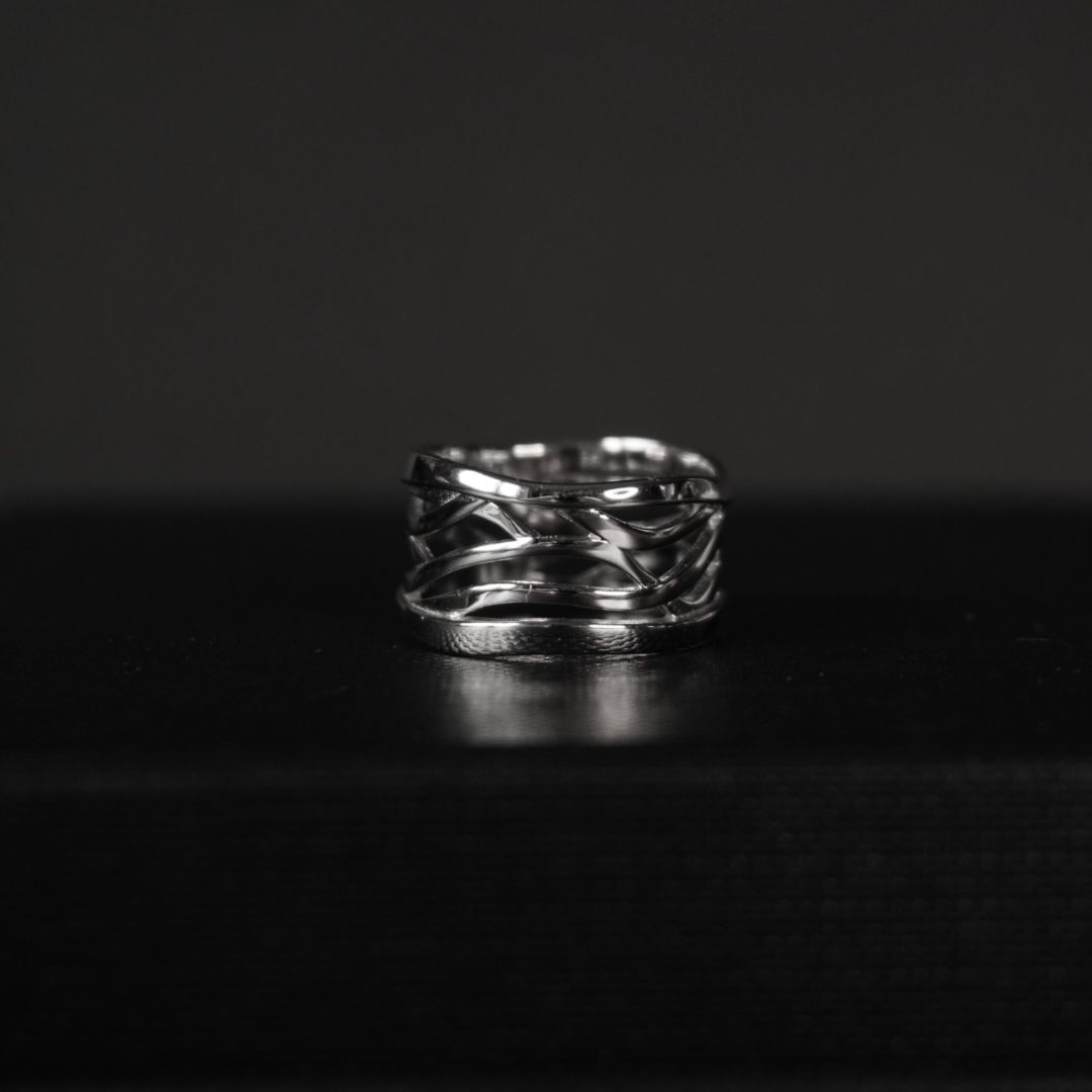 Кольцо с переплетами из коллекции MATERIA