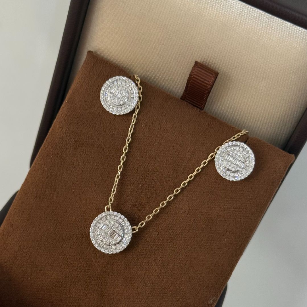 Золотое украшение с деталями из бриллиантами