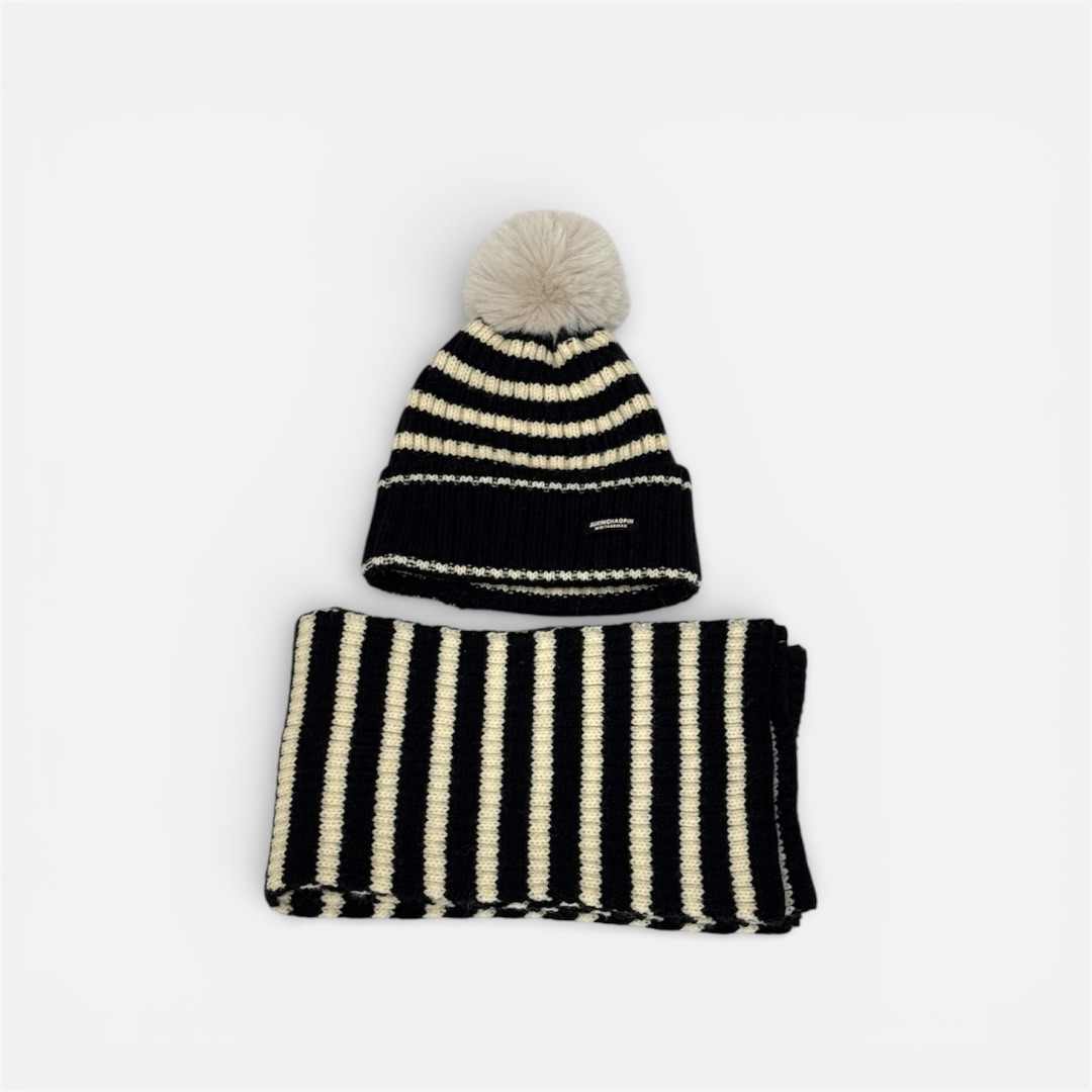 Черный вязаный комплект шапка и шарф