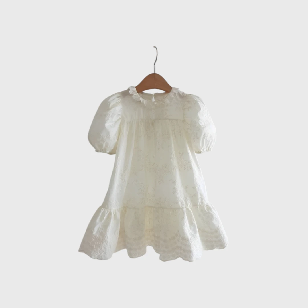 Белое платье с вышивкой