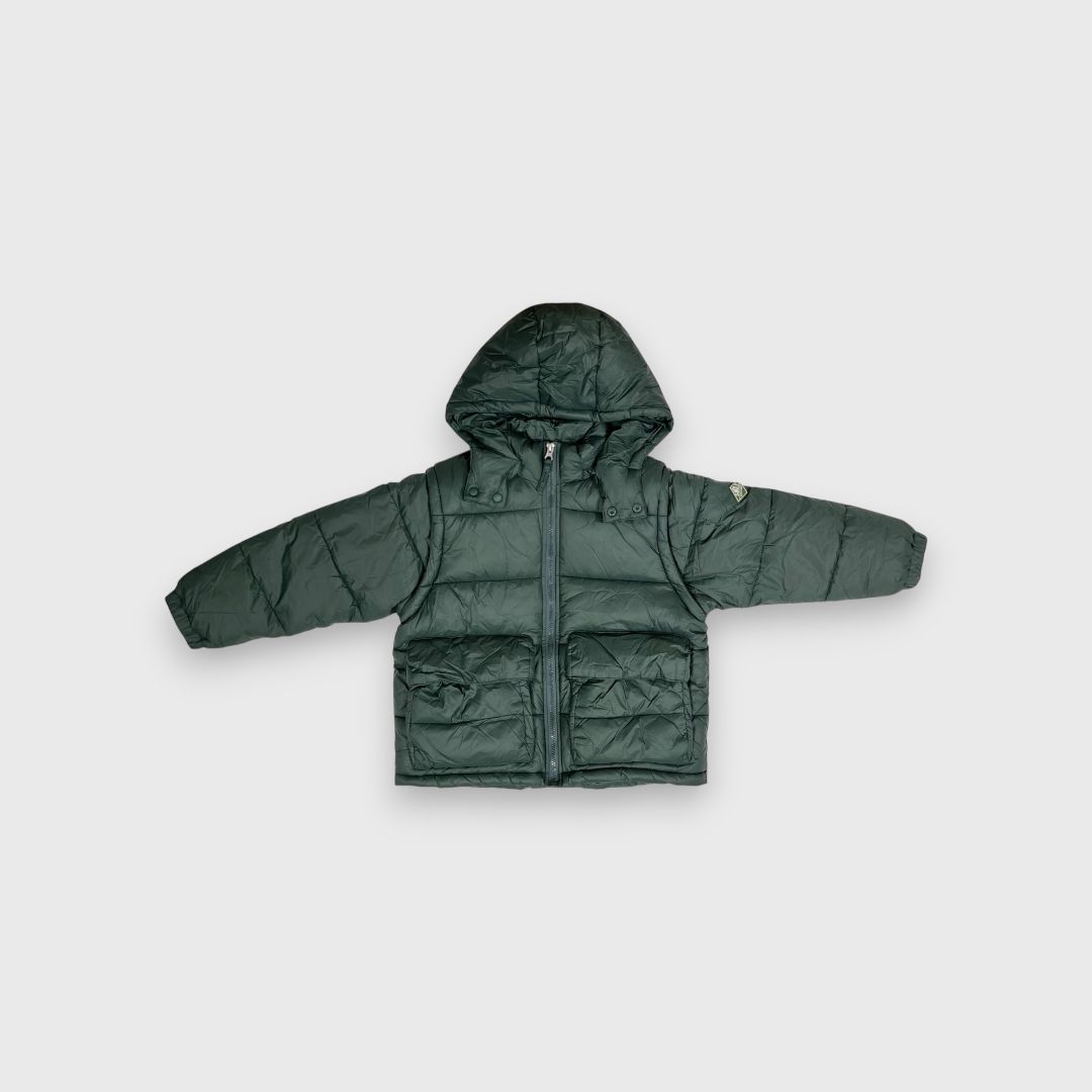 Зеленая куртка с капюшоном