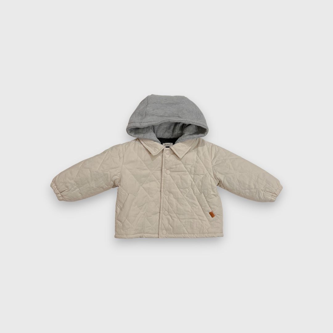 Бежевая куртка с серым капюшоном