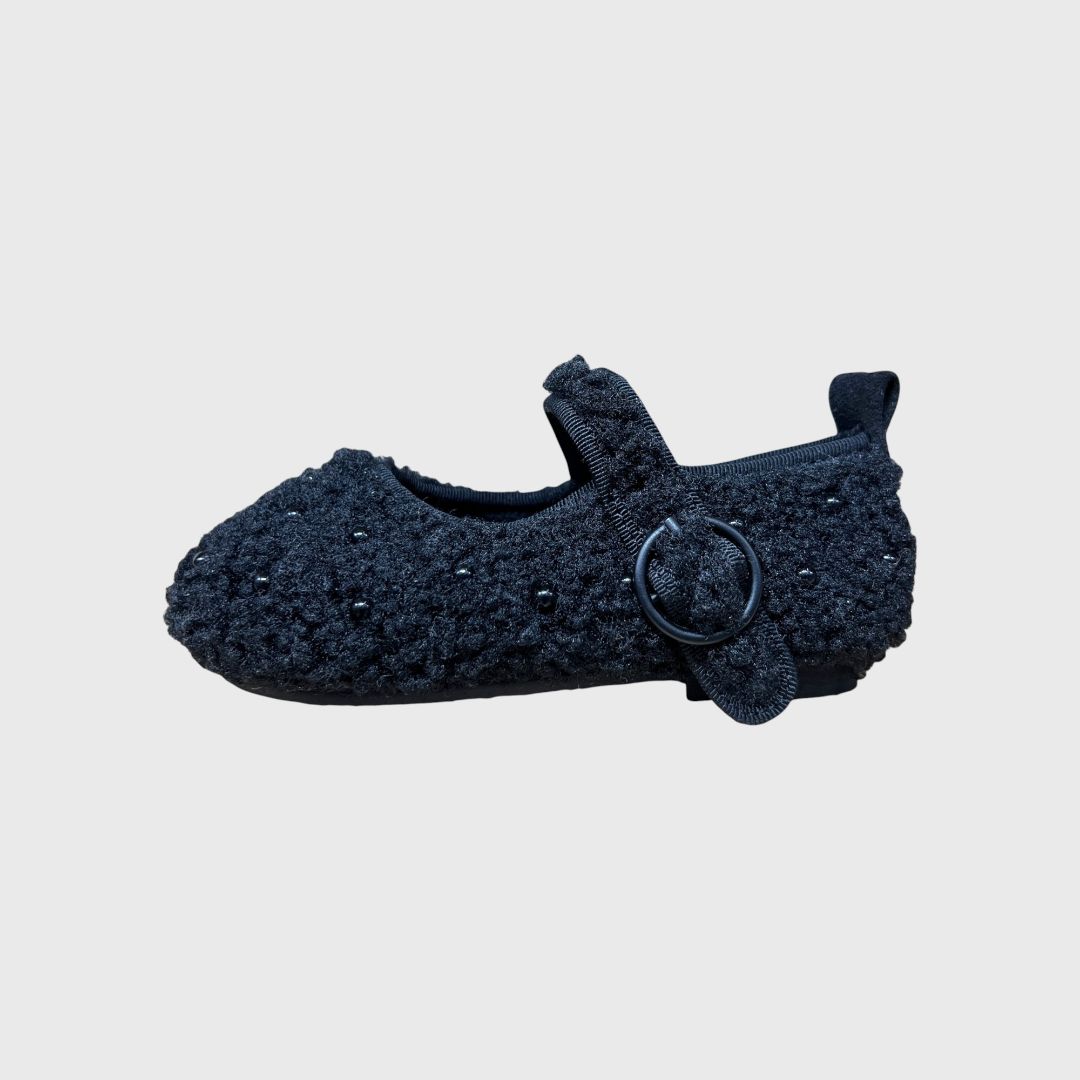 Черные слипоны с декоративными элементами