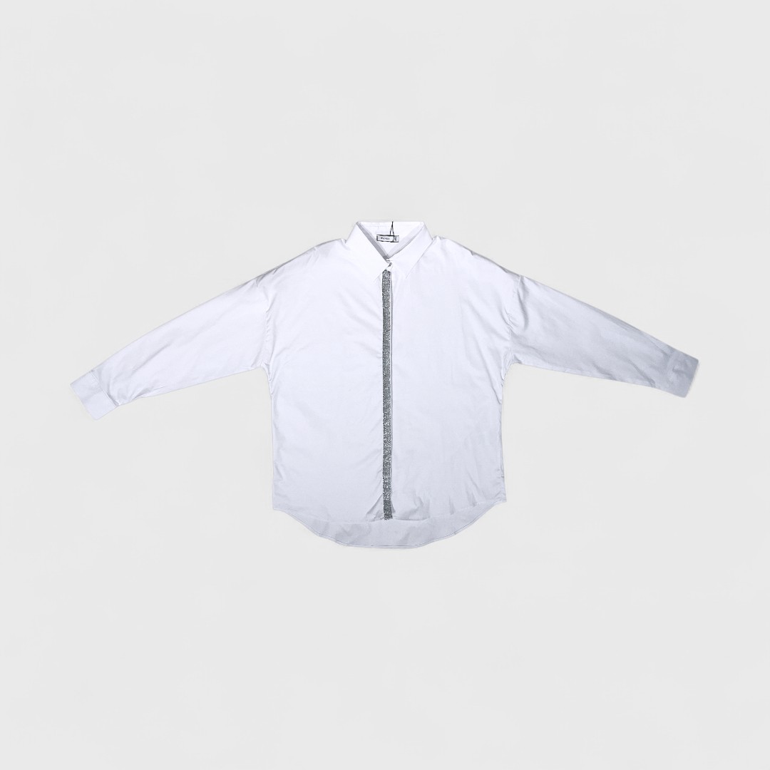 Белая рубашка с серебряными деталями