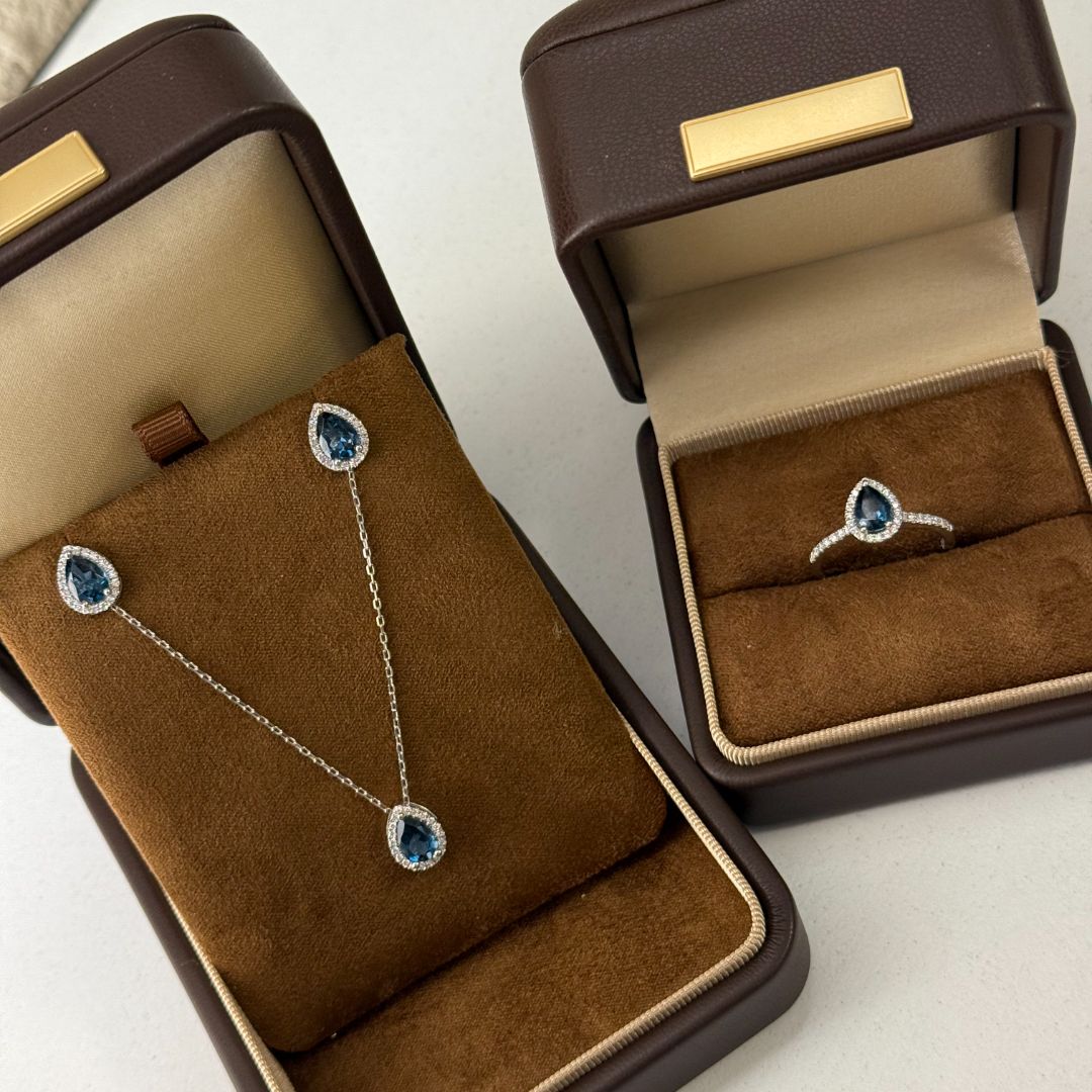 Синие украшения из золота 