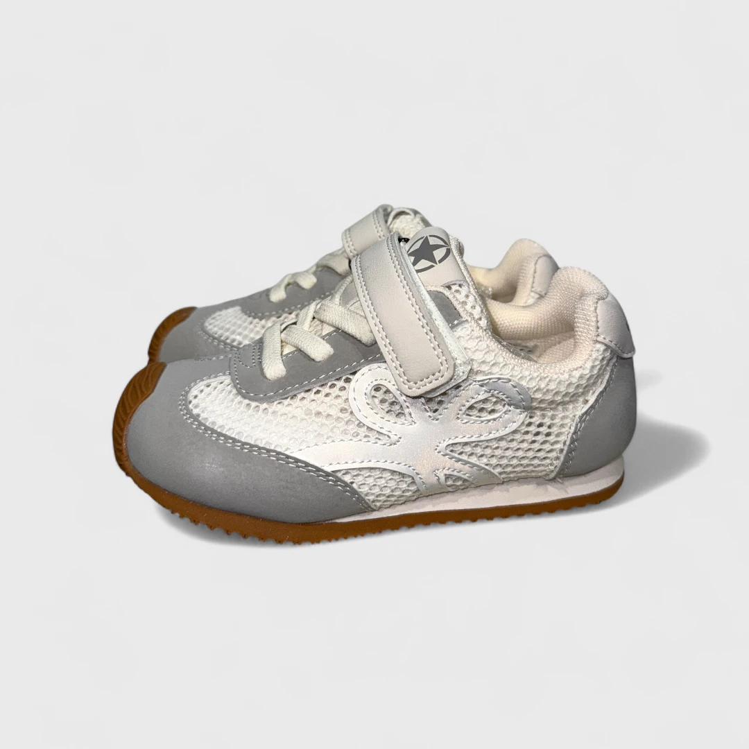 Серые кроссовки