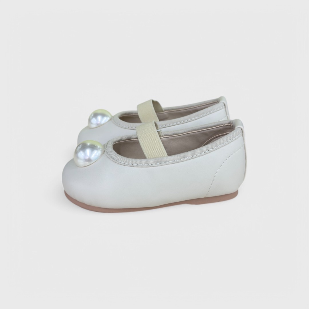 Белые балетки с перламутровым шариком