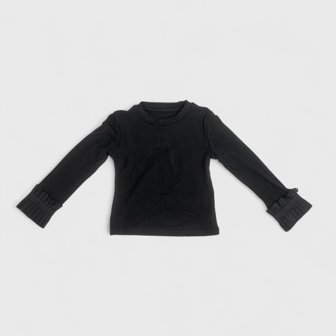 Черная кофточка с рюшами