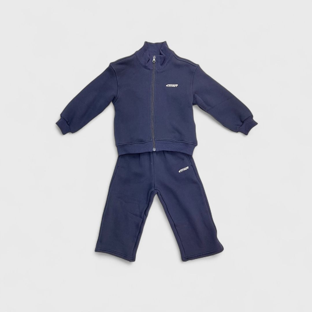 Темно-синий спортивный костюм