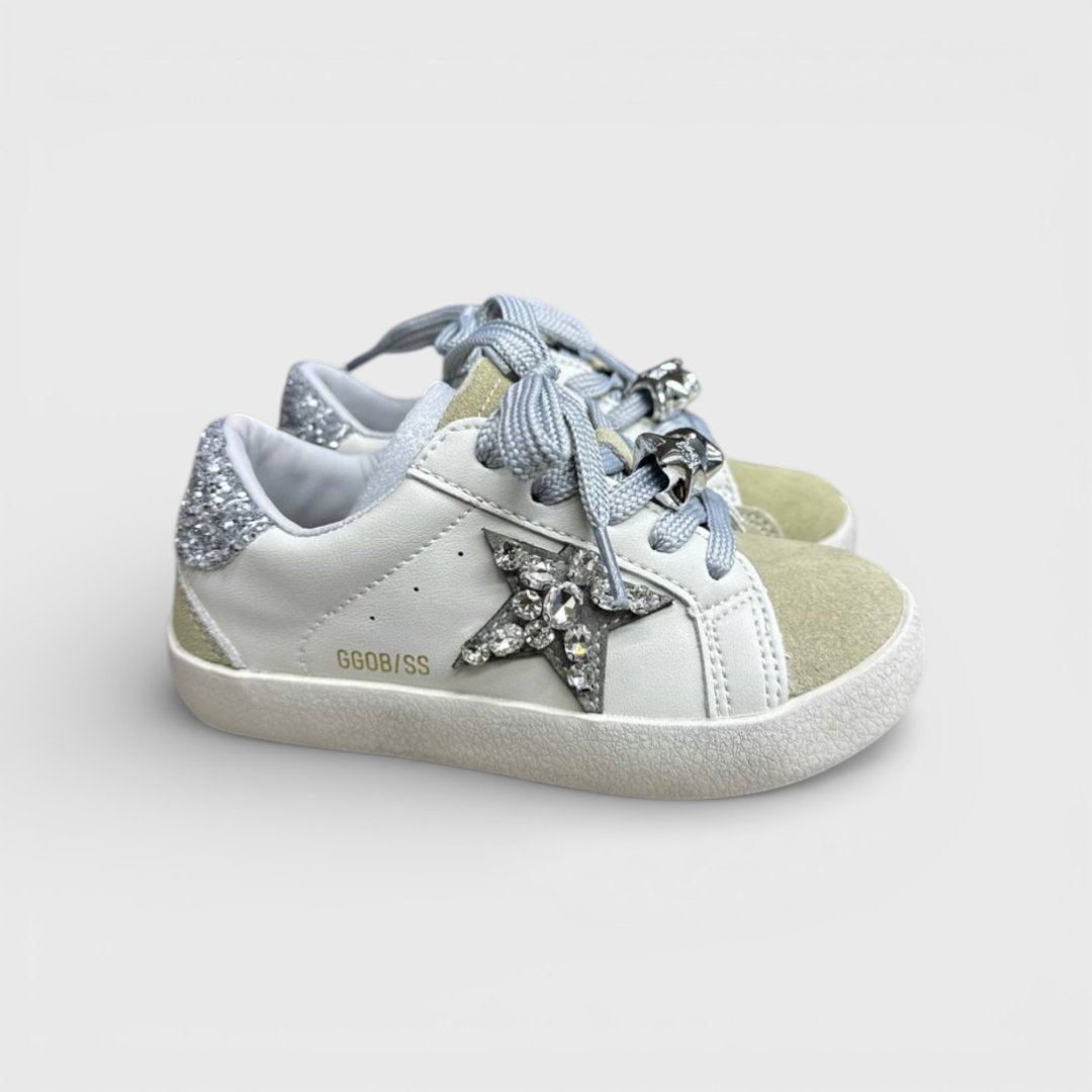 Белые кроссовки