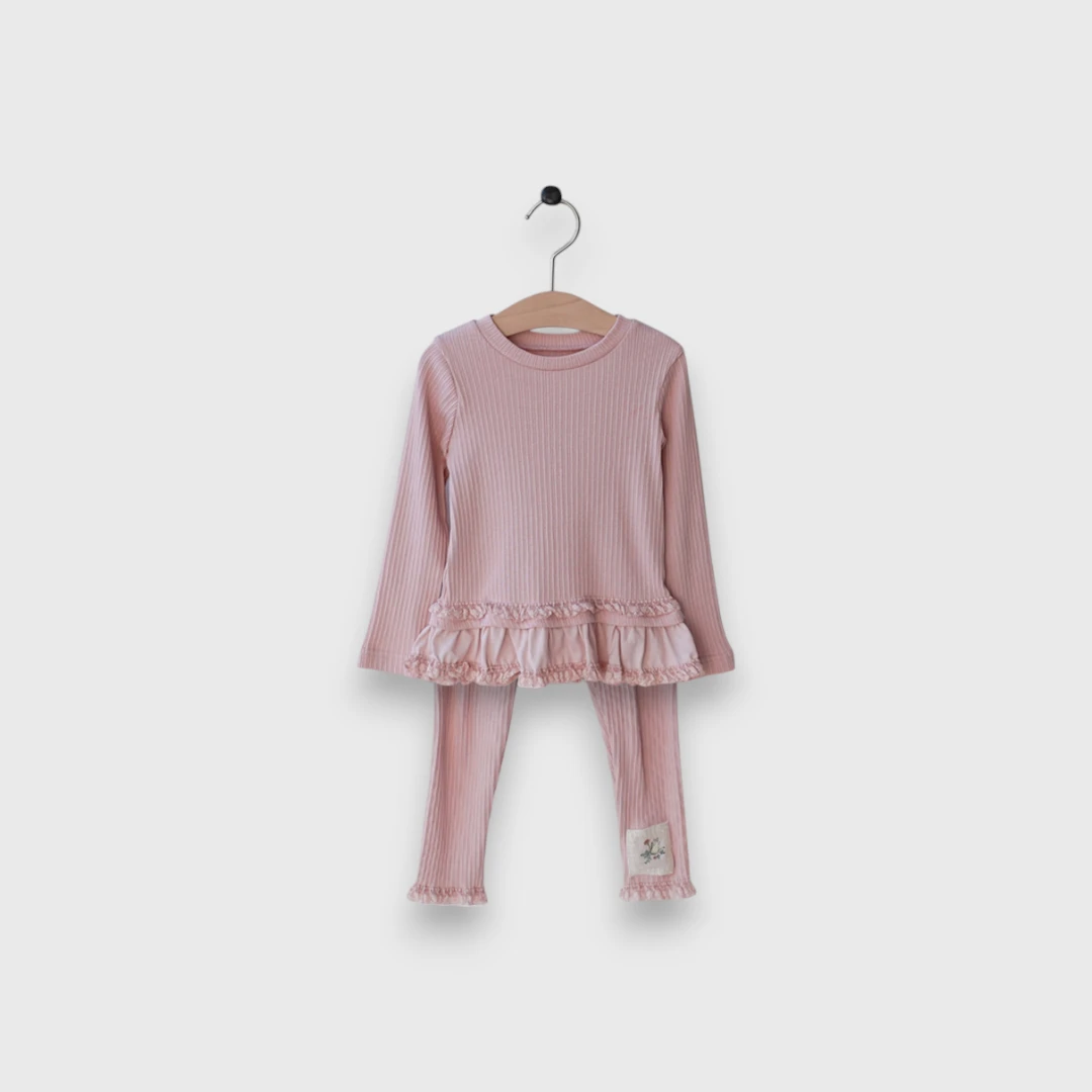 Розовый костюм