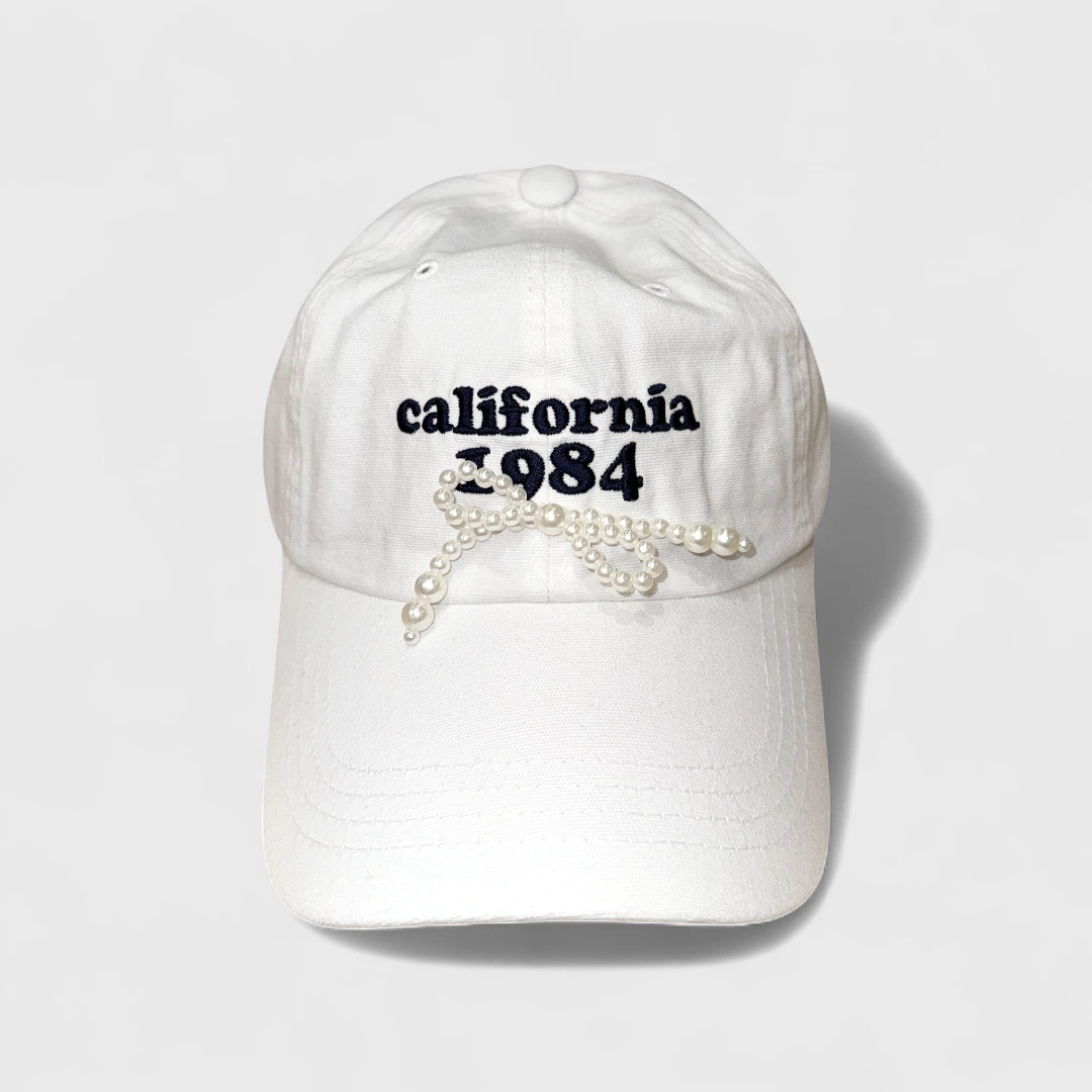 Белая бейсболка с жемчугом California