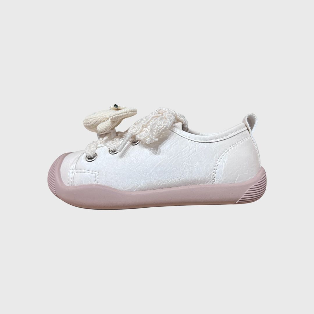 Белые кроссовки с розовой подошвой