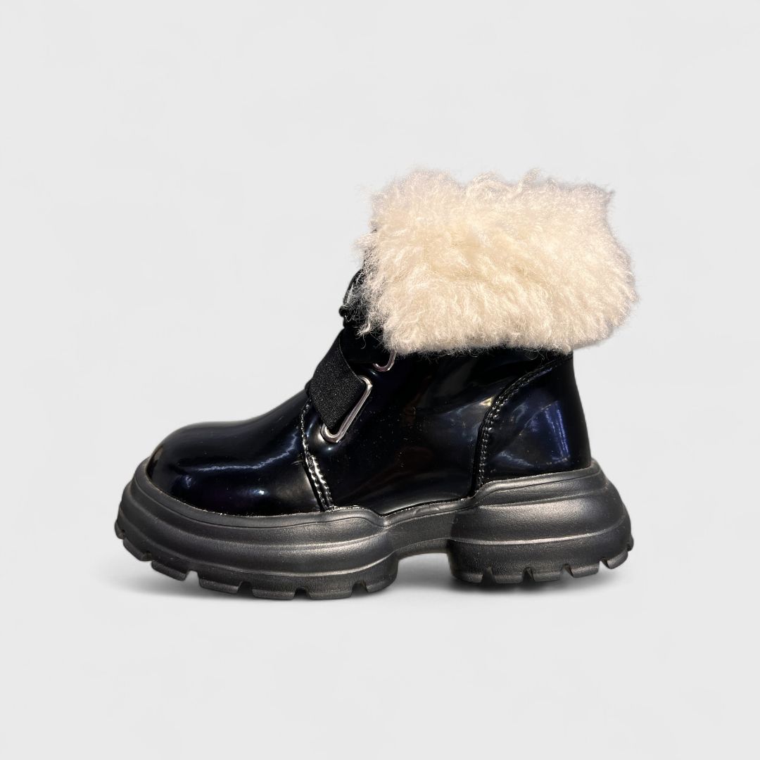 Черные зимние ботинки с белым мехом