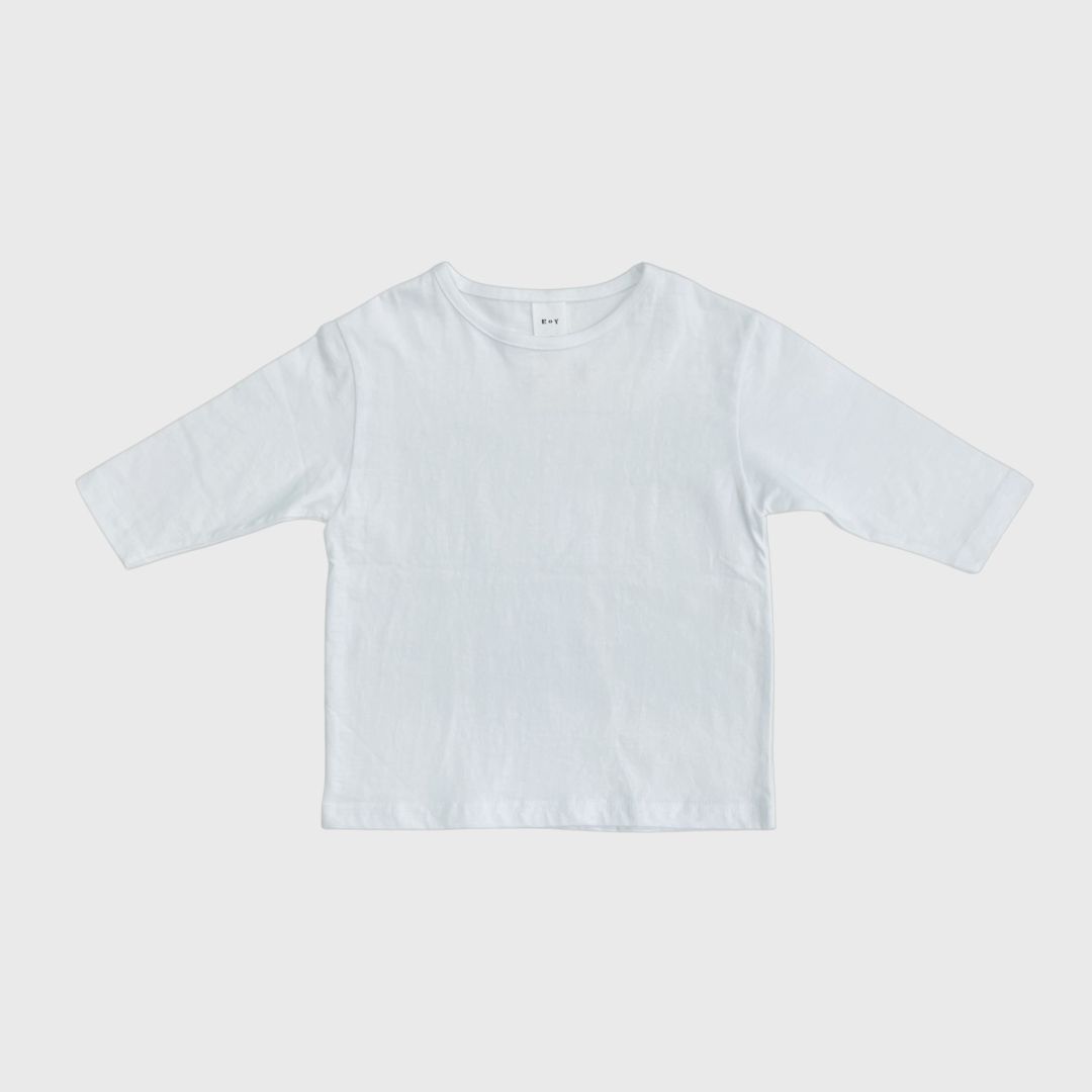 Белая футболка с длинным рукавом