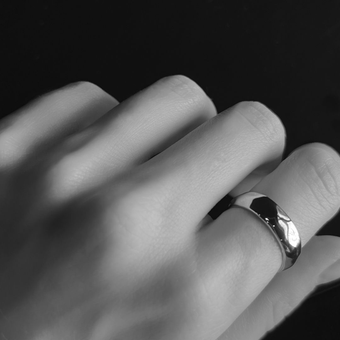 Кольцо с лёгким рельефом из коллекции MATERIA