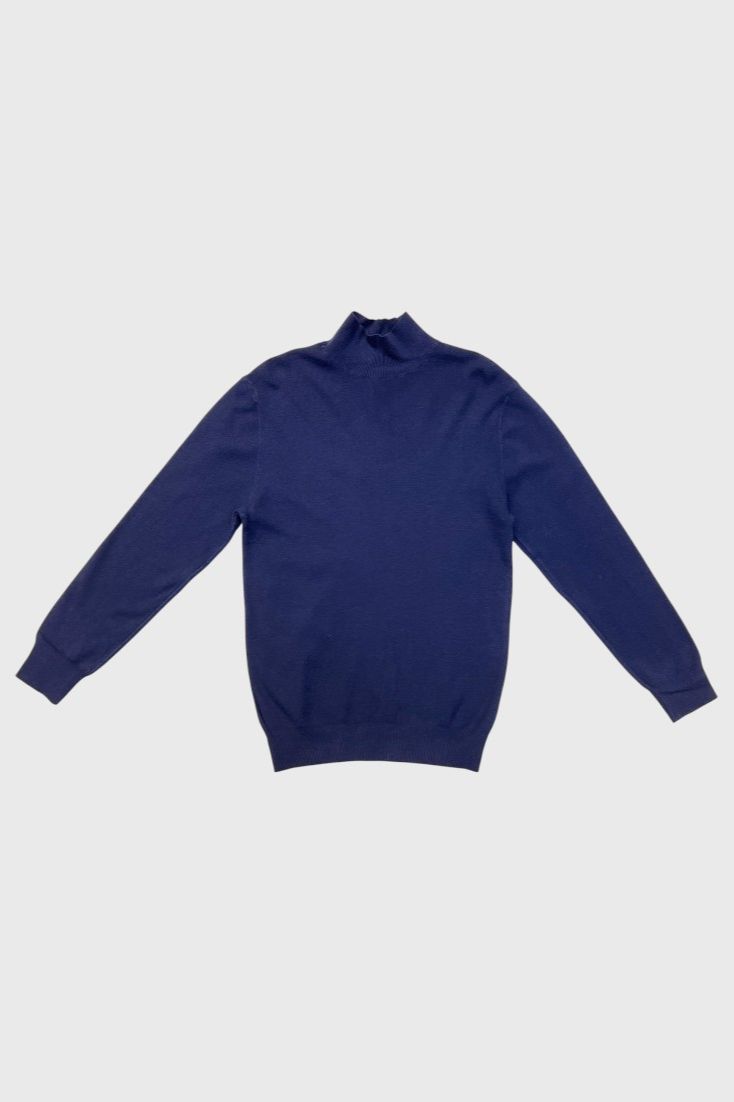 Синий свитер с высоким воротом