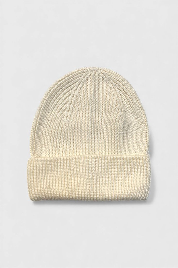 Белая вязаная шапка