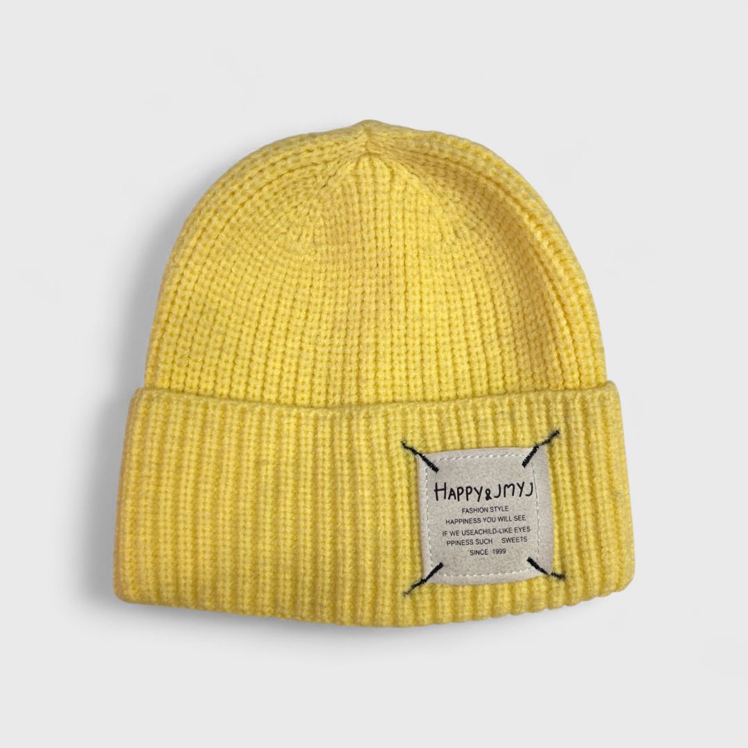 Желтая вязаная шапка