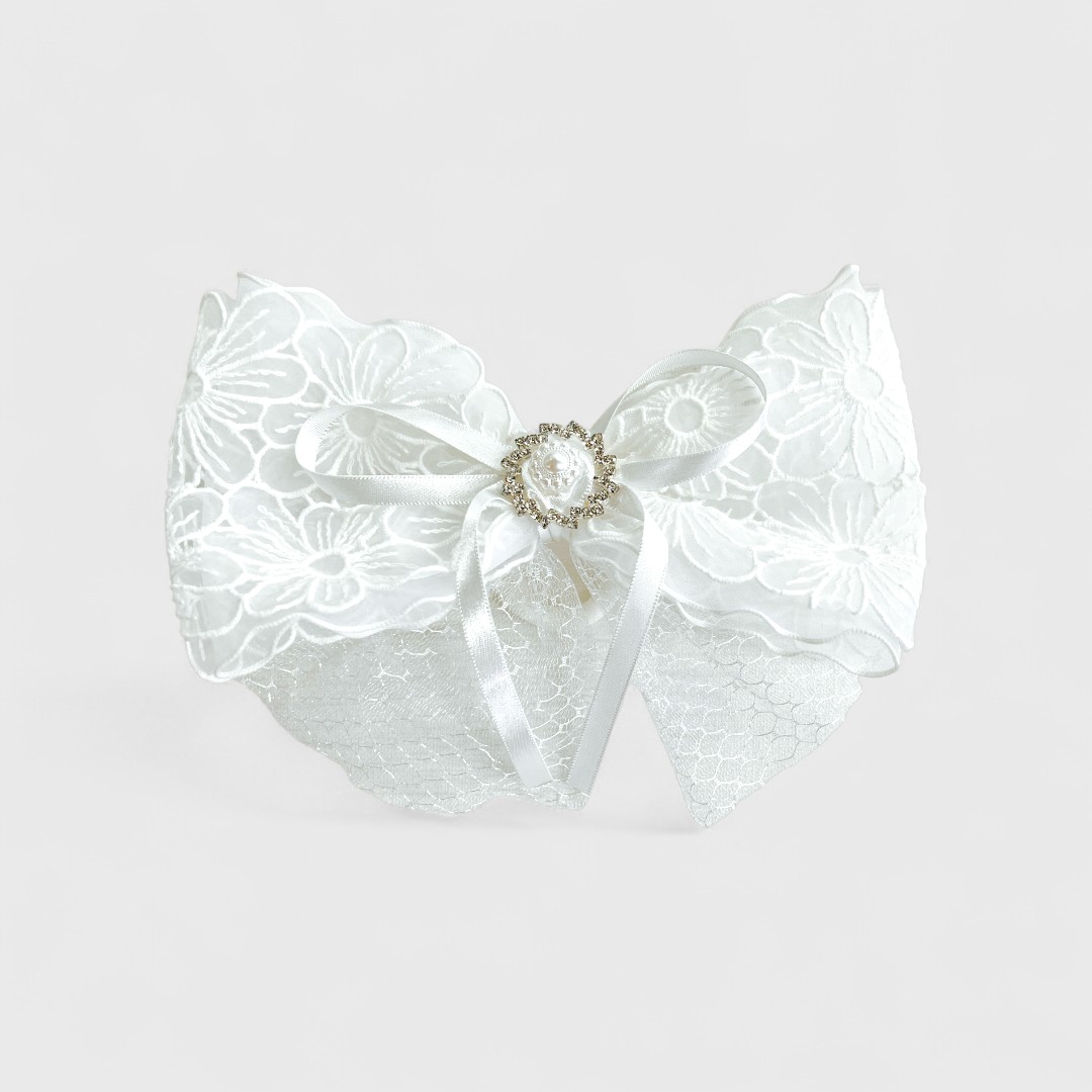 Резинка для волос с кружевом и брошью